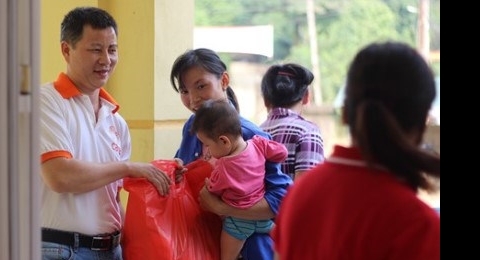 越南国际救助贫困组织协助和平省灾民恢复生产生活秩序